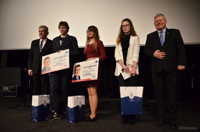 Stanisław Karczewski i Marek Suski wręczyli nagrody zwycięzcom konkursu.