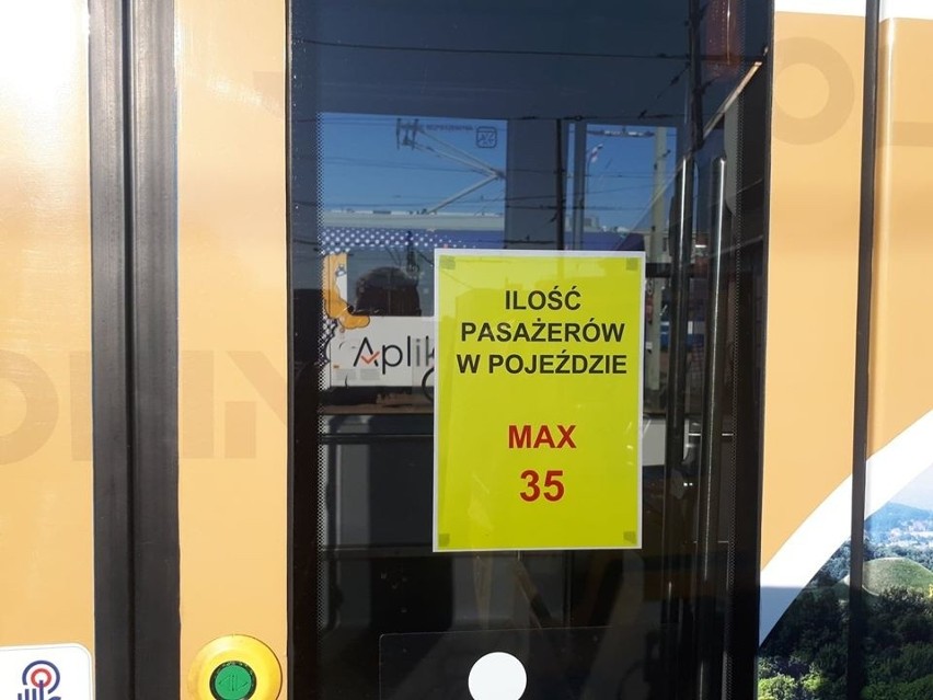 Kraków. Obostrzenia z powodu koronawirusa w tramwajach i autobusach. Na drzwiach pojawi się oznakowanie o liczbie miejsc