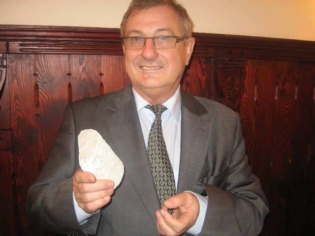 Jarosław Miłkowski/ - To rdzeń skały wapiennej, z której jest wydobywany gaz. To z niego będziemy wydobywać gaz pod Drezdenkiem – mówi Tadeusz Kulczyk, dyrektor zielonogórskiego oddziału PGNiG.