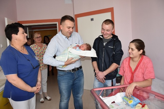 Adasia i jego rodziców w szpitalu odwiedził prezydent Marek Materek. Od lewej: Jadwiga Latała, oddziałowa Oddziału Neonatologicznego, Marek Materek i rodzice Adasia: Michał i Natalia.