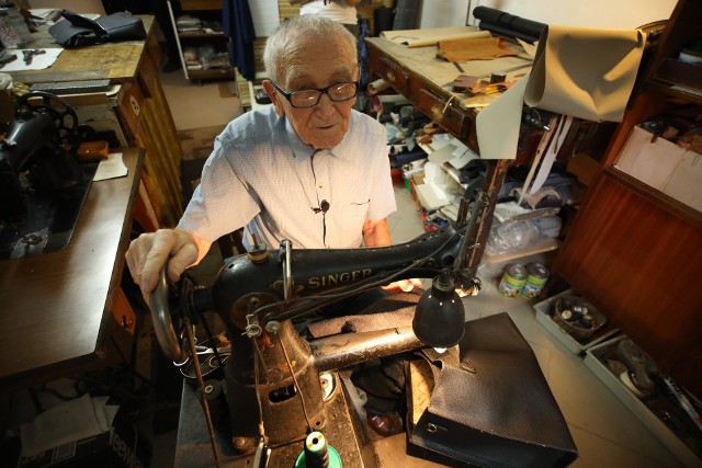 84-letni Józef Knapik jest kaletnikiem już ponad 60 lat. Nie ma jednak komu przekazać swojej pracowni