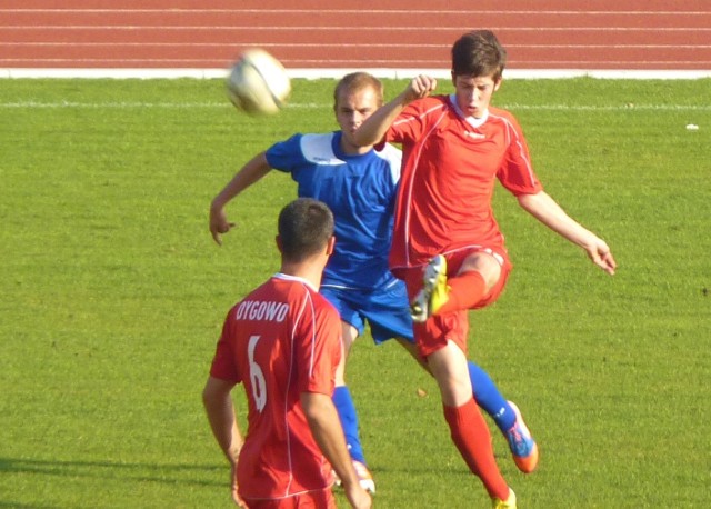 Piłkarze Rasela Dygowo (czerwone stroje) odnieśli drugie zwycięstwo w tym sezonie.