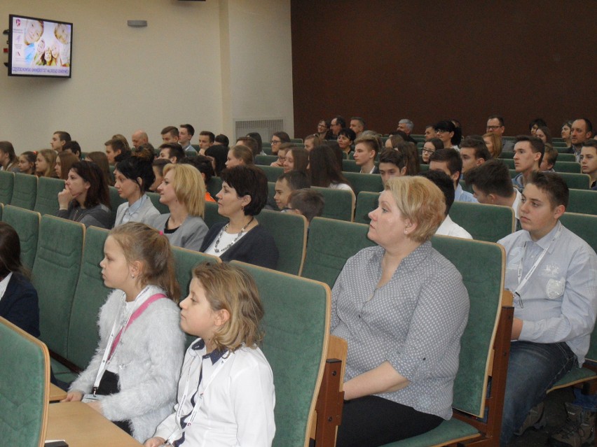 Studentów, w wieku od 6 do 16 lat, jest około 200