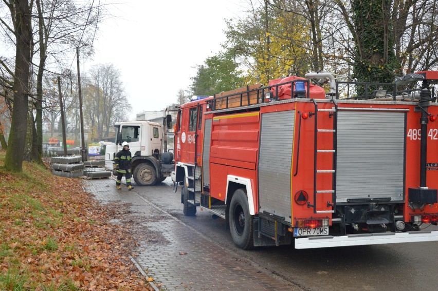 Strażacy nie mogli dojechać do akcji w Lubrzy, bo kolej zlikwidowała przejazdy
