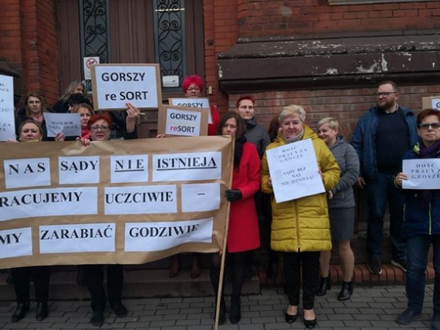 W piątek i w poniedziałek w czasie przerw o godz. 12.00 sekretarze wyszli przed budynek sądu z transparentami. „Bez nas sądy nie istnieją, pracujemy uczciwie, chcemy zarabiać godziwie” - czytamy na jednym z nich.