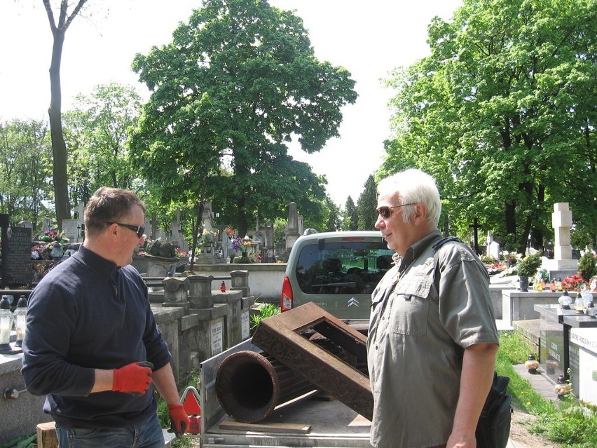 Kawalki balustrady kładziono na samochód.