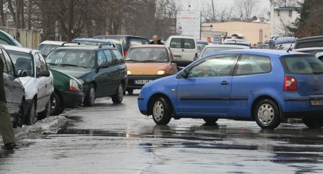 Ulica Skłodowskiej-Curie w Kielcach pękała wczoraj w szwach. To między innymi tutaj parkowali pojazdy petenci Drugiego Urzędu Skarbowego w Kielcach.