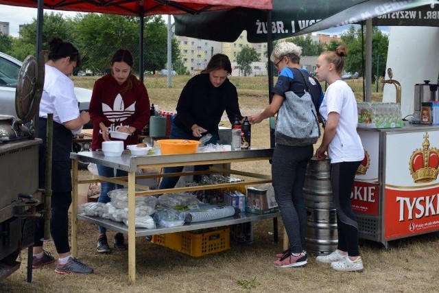 Na zaproszenie organizatorów odpowiedziały całe rodziny, bo rzeczywiście każdy bez względu na wiek, mógł tego dnia znaleźć rozrywkę dla siebie. Amatorzy sportu, uniesieni mundialowymi emocjami rozegrali własny turniej piłkarski, a fani siatkówki trenowali w ramach pikniku „Z Pasją po Zdrowie”, pod egidą Fundacji Małgorzaty Glinki i „Gryfu” Szczecinek. Koneserzy dobrej kuchni mogli wybierać pomiędzy potrawami z grilla, sycącą grochówką, a jednym z wybornych ciast przygotowanych przez panie Magdalenę i Krystynę Maciubeńskie oraz dwie panie Anny Głazowskie (seniorkę i juniorkę rodu).O dobry nastrój i aktywną rozrywkę dla dzieci zadbał niezastąpiony dj Przemo. Dzięki jego charyzmie i niespożytej energii na całym placu, nie było takiego smutasa, którego dj Przemo nie porwałby do tańca i nie zachęcił do wspólnej zabawy. Pod jego przewodnictwem dzieciaki tańczyły z minionkami, odbył się konkurs na mistrza hula-hop i pogoń za olbrzymimi bańkami mydlanymi, a w tych radosnych szaleństwach nie przeszkodziły ani podmuchy wiatru, ani przelotne opady, które od czasu do czasu starały się ochłodzić temperaturę zabawy.Najmłodsi mogli też ozdobić buźki pięknymi malunkami, wykonać pamiątkową fotografię w fotobudce, poskakać w dmuchanych zamkach i przejechać się prawdziwą ciuchcią po torach. Do wspólnej zabawy zachęcał również basen z kulami wodnymi i stanowisko wyplatania ozdób z wikliny.Sądząc po rozmachu i rosnącej popularności imprezy, nie mamy wątpliwości, że kolejna edycja „Pikniku Trzech Osiedli” powróci przyszłego lata.