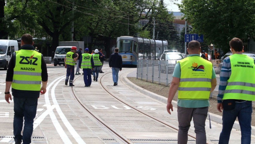 Pierwszy tramwaj przejechał Hubską. Prowadzone były testy torowiska (ZDJĘCIA)