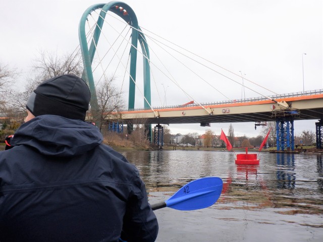 Przepływ Brdą pod Mostem Uniwersyteckim w Bydgoszczy jest nadal z obu stron zamknięty. Wodniacy będą mogli ponownie tędy przepływać dopiero na wiosnę