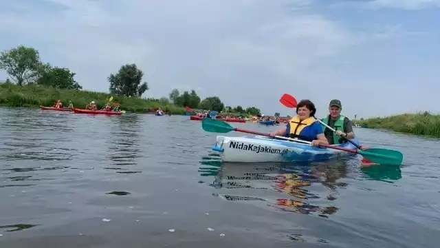 Spływ kajakiem po Nidzie. Więcej na kolejnych zdjęciach