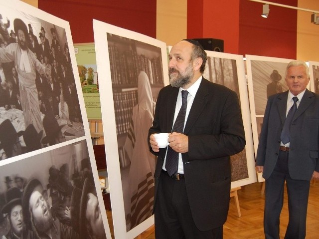 Michael Schudrich, naczelny rabin Polski, ogląda wystawę w szubińskim muzeum