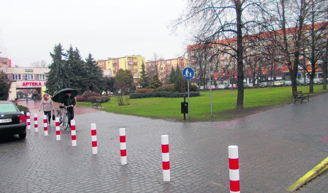 Słupki ograniczniki postawiono przed pałacykiem w sąsiedztwie Placu Surowieckiego z myślą o pieszych, którzy  zbyt często nie mogli dojść do chodnika przez zaparkowane samochody.