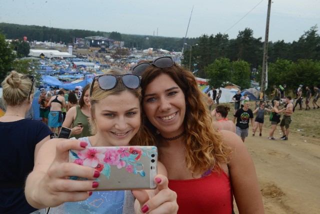 Przystanek Woodstock 2017 to nie tylko cała masa muzyki, koncertów i spotkań ze znanymi ludźmi. To też wielka różnorodność uczestników i uczestniczek festiwalu. Pokazywaliśmy już facetów, których uwieczniliśmy na zdjęciach wykonanych na woodstockowym polu. Tym razem przyszła kolej na dziewczyny Przystanku Woodstock 2017. Zobacz ich zdjęcia!Zobacz też wideo: Dziewczyny WoodstockuPrzeczytaj też:   Woodstock 2017: Od zakochanych par bije ogromna dawka szczęścia [ZDJĘCIA, WIDEO]