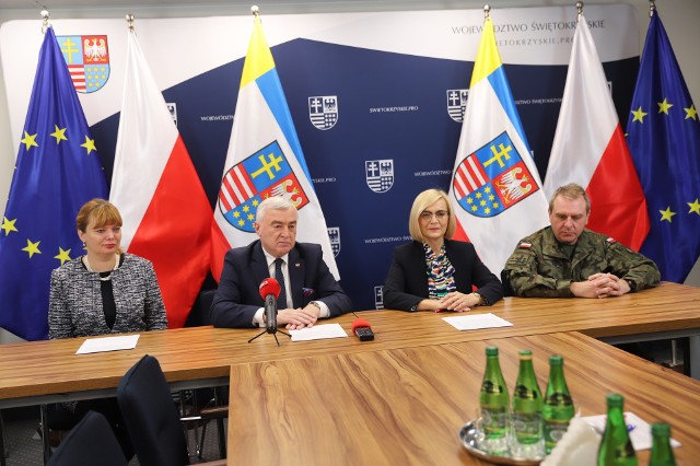Marszałek Andrzej Bętkowski i wicemarszałek Renata Janik mówili w piątek o akcji Murem za polskim mundurem