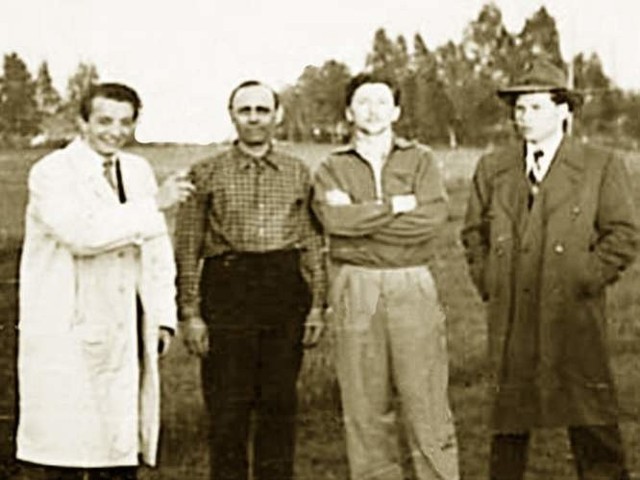 Szwecja, lato 1951 roku (tuż po udanej ucieczce z Kołobrzegu). Na zdjęciu trzech z pięciu uciekinierów z Polski. Od lewej stoją: Tadeusz Szkodowski, nieznany mężczyzna, Mariusz Wróblewski i Mieczysław Nycz.