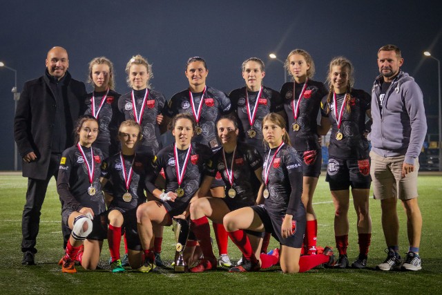 Rugbystki Black Roses ze swoimi trenerami podczas turnieju w Rudzie Śląskiej