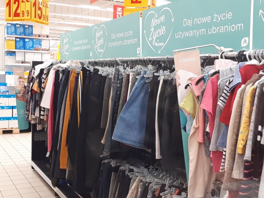 Stoisko z używanymi ubraniami w Auchan przy al. Piłsudskiego...