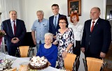 Setne urodziny Heleny Kiernozek. Jubilatkę 17 maja 2022 odwiedzili goście. W tym władze gminy Łyse. Zdjęcia