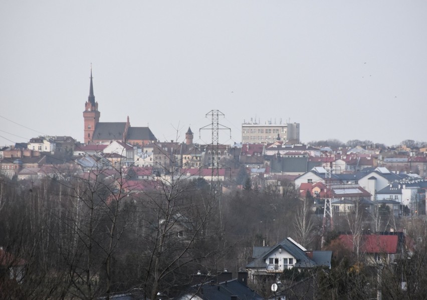 Widok na centrum Tarnowa i szpecący biurowiec od strony...