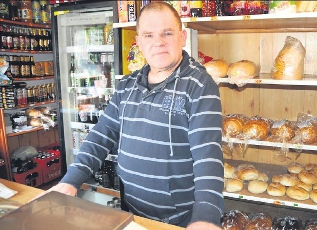 Janusz Stefanowicz ubolewa, że bezduszne przepisy nie pozwalają uniknąć przykrych konsekwencji, łącznieze zwinięciem sklepiku.