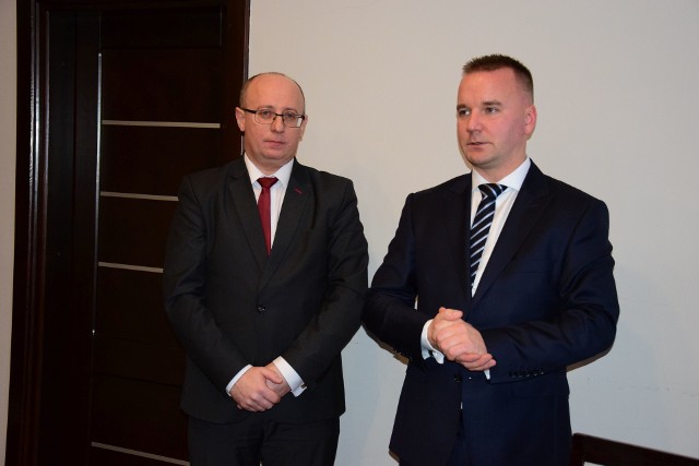 Burmistrz Adam Straszyński (z prawej) i jego zastępca Jarosław Tomczyk