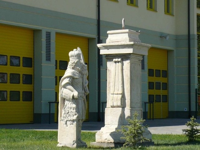 W poniedziałek zabytkowa rzeźba osadzona zostanie na stałe na cokole ustawionym w nowym najbardziej bezpiecznym miejscu w Pińczowie.