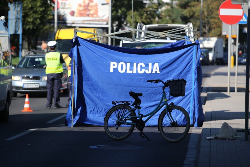 Śmiertelny wypadek na Popowickiej. Nie żyje rowerzystka [ZDJĘCIA]