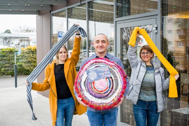 Bydgoszczanie dołożyli swoją cegiełkę do ogólnopolskiej akcji  „Rekordowy szalik - Handmade dla WOŚP”. Szaliki dziergali, m.in.  Patrycja Lewandowska (z lewej, Rafał Jakubczak i Dorota Neukampf.