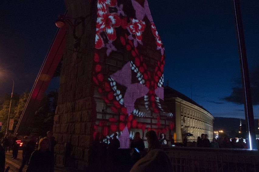 Świetlny pokaz i parada kapeluszników - tak zaprezentowały się wrocławskie mosty (ZDJĘCIA)