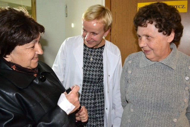 Ordynator Urszula Sadowska (w środku) wprowadza rodzinną atmosferę wśród pacjentów. Wspiera ich, zostaje często po godzinach pracy.