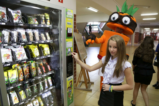 Zdrowe Kieszonkowe w Białymstoku. Automat ze zdrową żywnością stanął w SP49 (zdjęcia, wideo)