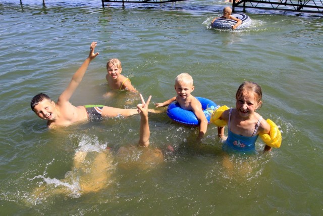 Jak widać, wnuki Jolanty Malinowskiej dobrze czują się nad jeziorem Mochel w Kamieniu. Oby czuły się też bezpiecznie.