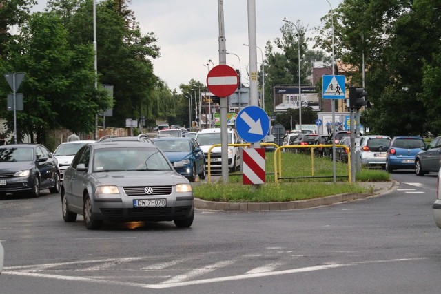 Wrocław, skrzyżowanie: Krzywoustego, Poprzeczna i Brucknera.