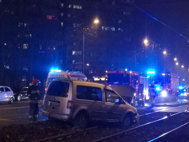 Wypadek na torach tramwajowych na os. Tysiąclecia w Katowicach.Zobacz kolejne zdjęcia. Przesuwaj zdjęcia w prawo - naciśnij strzałkę lub przycisk NASTĘPNE