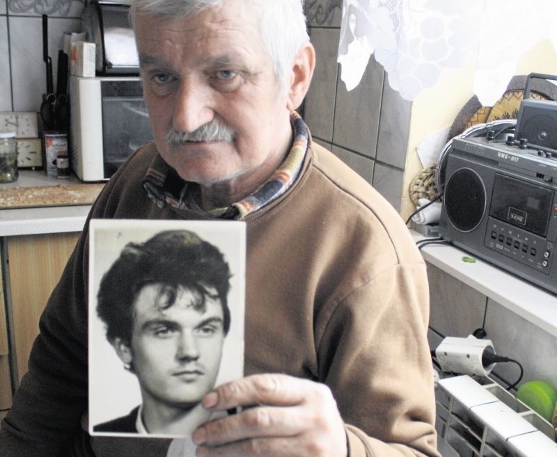 Stanisław Rabski pokazuje zdjęcie zabitego syna Jacka, który...