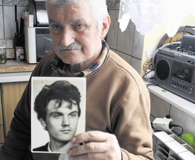 Stanisław Rabski pokazuje zdjęcie zabitego syna Jacka, który tragicznie zginął w swoim domu w 44. urodziny