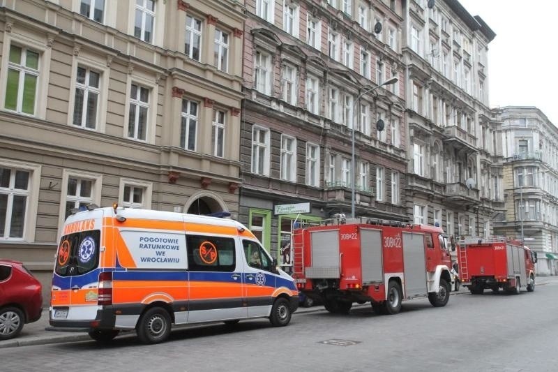 Wrocław: Czad ulatniał się przy Trzebnickiej. Kilka osób w szpitalu (ZDJĘCIA)