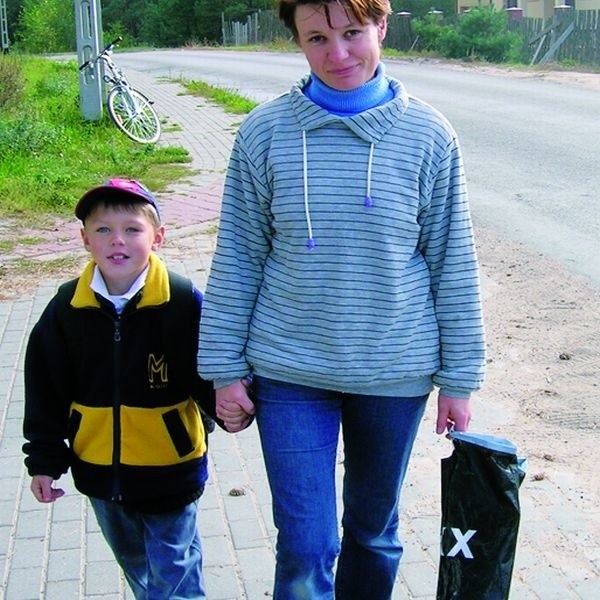 Maćkowi w drodze do szkoły zawsze towarzyszy mama Małgorzata