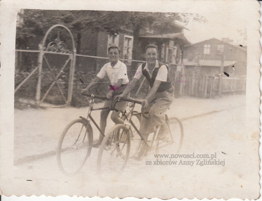 Przedwojenne zdjęcie dwóch młodych cyklistów zmierzających...