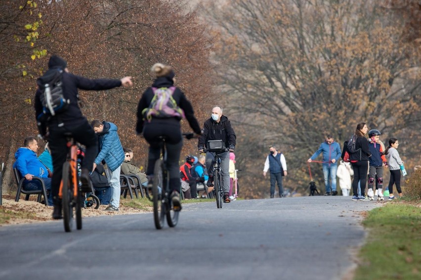 Pieszo, na rowerze, rolkach lub hulajnodze. Z rodziną, psem...