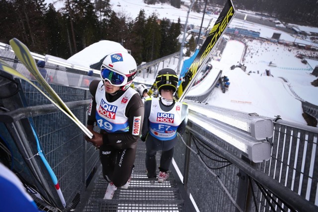 Na zdjęciu: Kamil Stoch (z lewej). Raw Air 2019. Skoki narciarskie. Zobacz klasyfikację turnieju [wyniki, tabele]