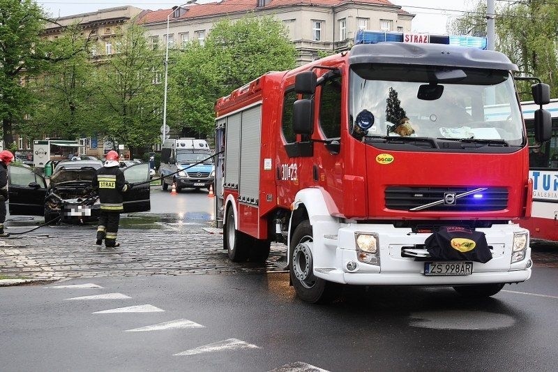 Na placu Szarych Szeregów zapaliło się auto