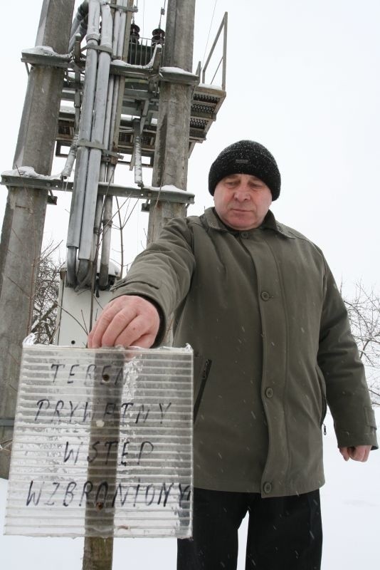 Na działce Kazimierz Kaczor ustawił tabliczkę z zakazem wstępu. - ZEORK twierdzi, że mamy ograniczone prawa własności, ale jedynym właścicielem terenu jest moja siostra - mówi.