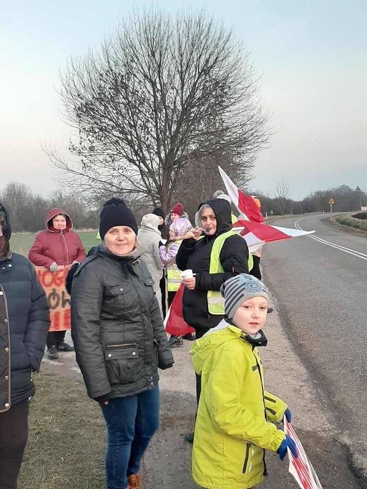 Mieszkańcy Sielca Biskupiego nie przestają protestować. Ponownie zablokowali drogę (ZDJĘCIA)