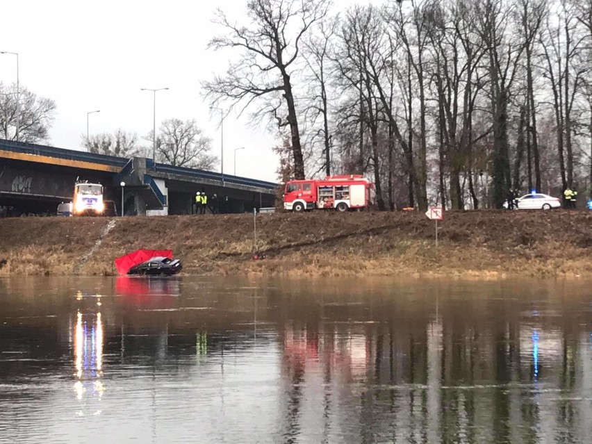 Samochód wpadł do Warty w Gorzowie. W środku znaleziono zwłoki mężczyzny. Auto spadło z mostu?