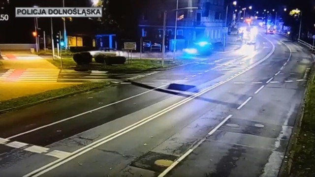 Miejskie kamery z Jeleniej Góry uchwyciły pościg policji za pijanym kierowcą BMW. Wiózł pasażera, który miał przy sobie amfetaminę.