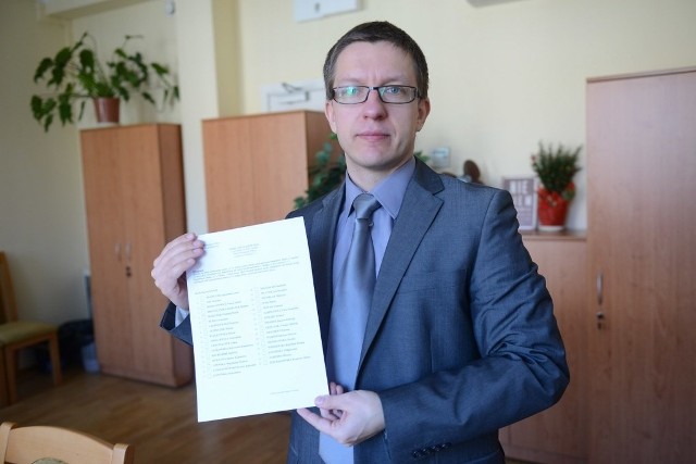 Arkadiusz Bujak, dyrektor Wydziału Wspierania Jednostek Pomocniczych Miasta, prezentuje kartę do głosowania