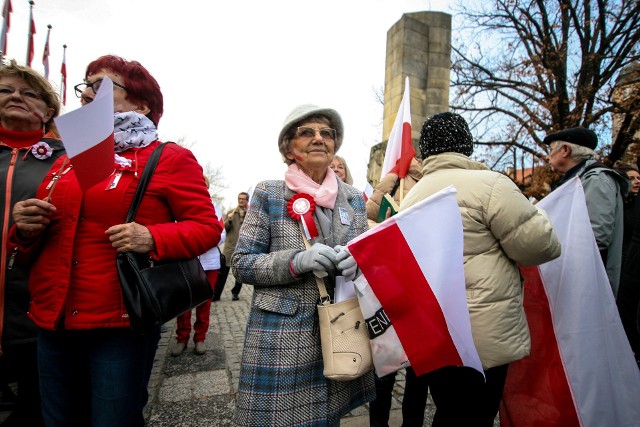 11 listopada w Zielonej Górze Komitet Obrony Demokracji Regionu w Lubuskiej zorganizował "Marsz biało-czerwony".  - 100-lecie niepodległości jest świętem wszystkich obywateli.  Niech w tym dniu będzie z nami radość i barwy biało-czerwone - apelowali organizatorzy i zapraszali wszystkich w barwach biało-czerwonych do wspólnego świętowania. Udział w marszu wzięli zarówno mieszkańcy, jak i przedstawiciele władz. Wszyscy zebrali się na placu Bohaterów i o godzinie 15.00 wyruszyli deptakiem w stronę ratusza.   W galerii znajdziecie zdjęcia z tego wydarzenia>>>Zobacz również: Obchody świeta Niepodległości w Zielonej Górze [ZDJĘCIA]WIDEO: Wspólnie zaśpiewali hymn polski w Zielonej Górze