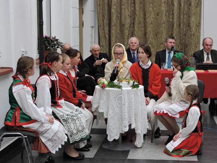 Gwarę w praktyce prezentowały dzieci z Dylewa